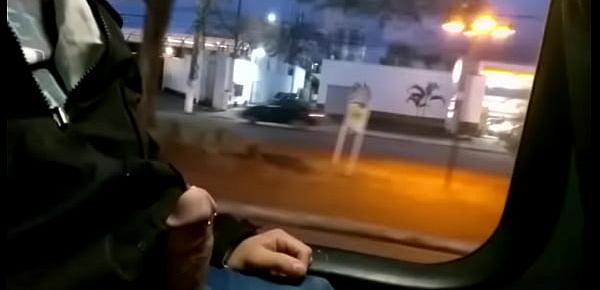  Exibindo no ônibus Brincando com o piercingDick flash public bus